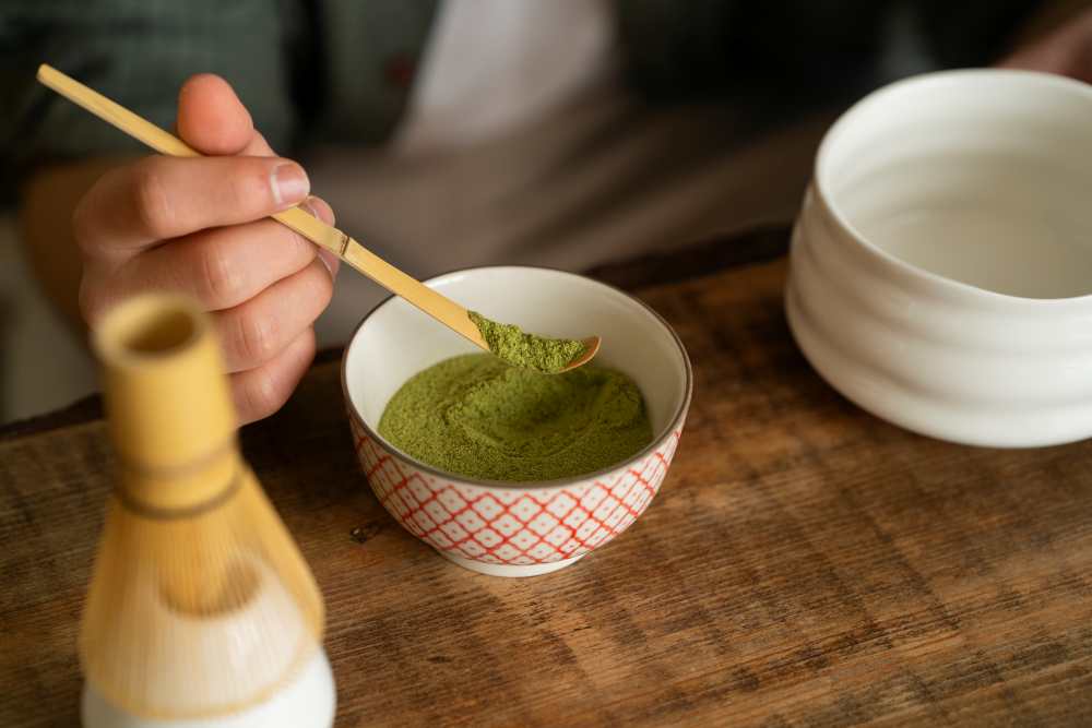 Muž, který si připravuje matcha čaj